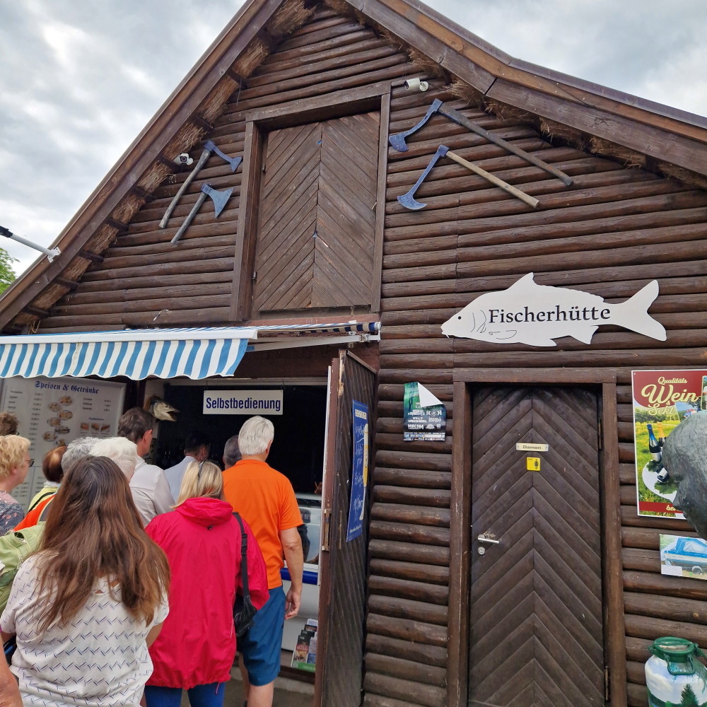 Anstehen für gutes Essen an der Fischerhütte in Flecken Zechlin